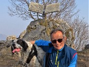 46 Con Nina al libro aperto a ricordo della guida alpina  Antonio Baroni di Sussia